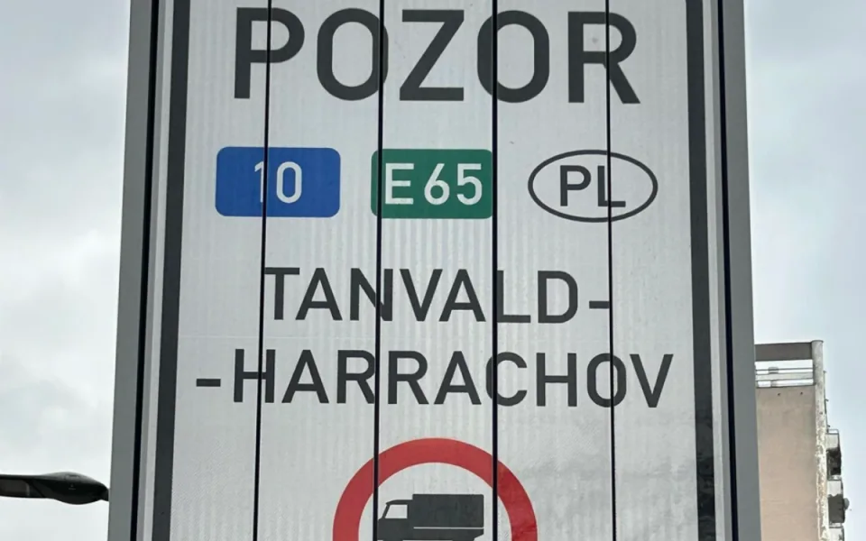 Silnice I/10 na Harrachov je kvůli sněžení pro kamiony opět uzavřená