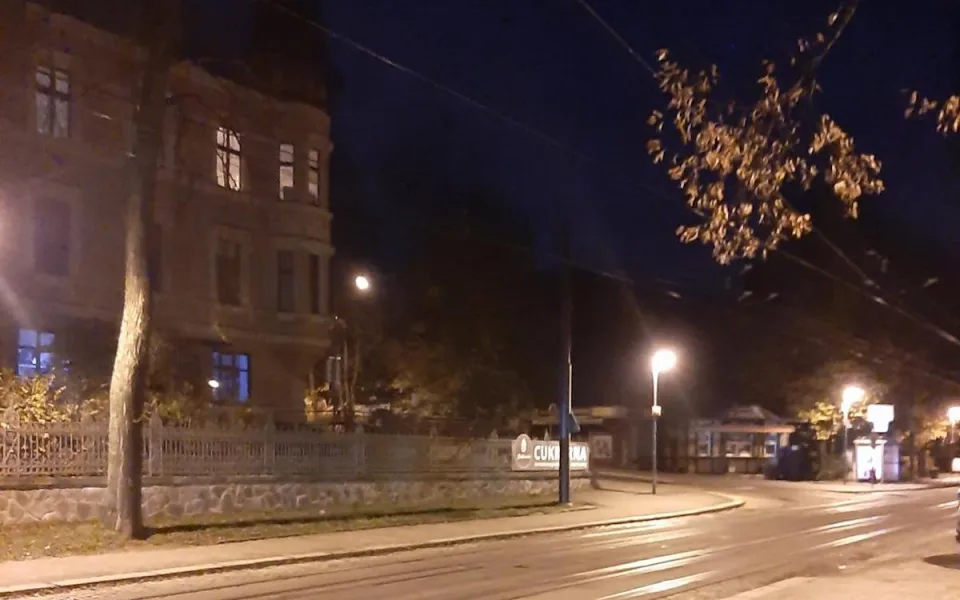 Běžec v Liberci srazil ženu venčící psa. Policie hledá muže i svědky