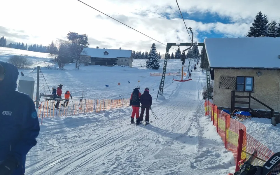 Část skiareálu v jizerskohorském Bedřichově je od pátku v provozu, sněhové podmínky přejí