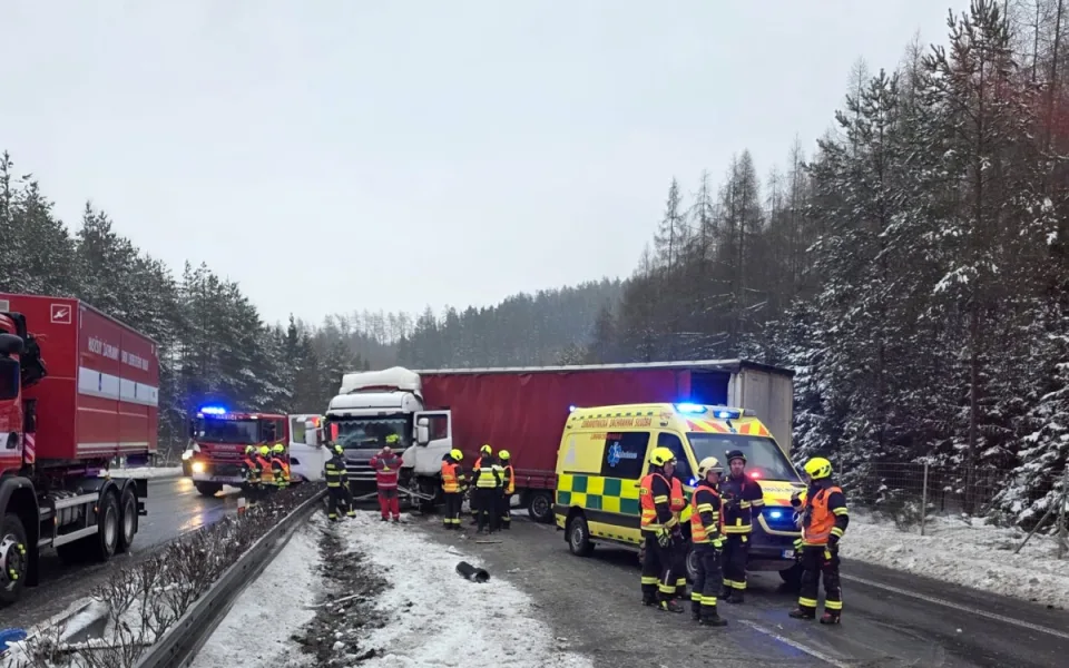 Silnici I/13 uzavřel u Jítravy ve směru na Liberec vzpříčený kamion, blokuje oba pruhy
