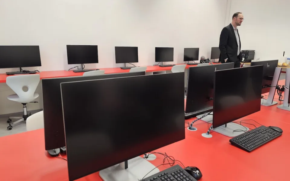 Jak bojovat s kybernetickými hrozbami? Škola vybudovala centrum pro informační bezpečnost