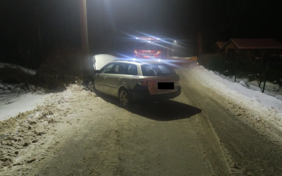 Řidička na zasněžené vozovce dostala smyk a narazila do sloupu