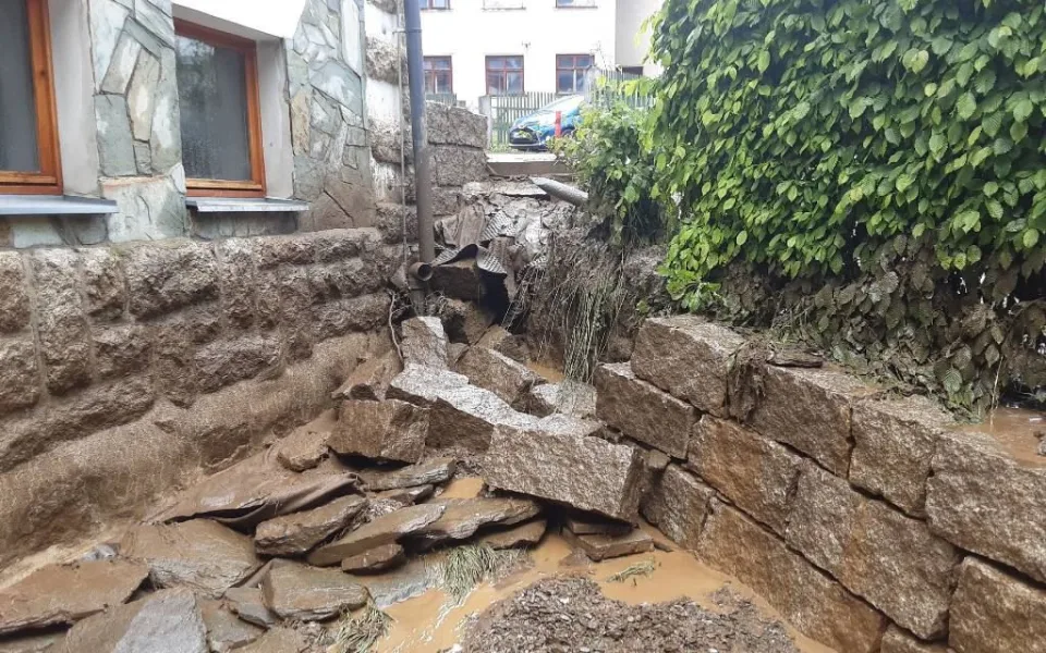 Dalešicemi se prohnala blesková povodeň. Kraj v obci projednával navržená opatření