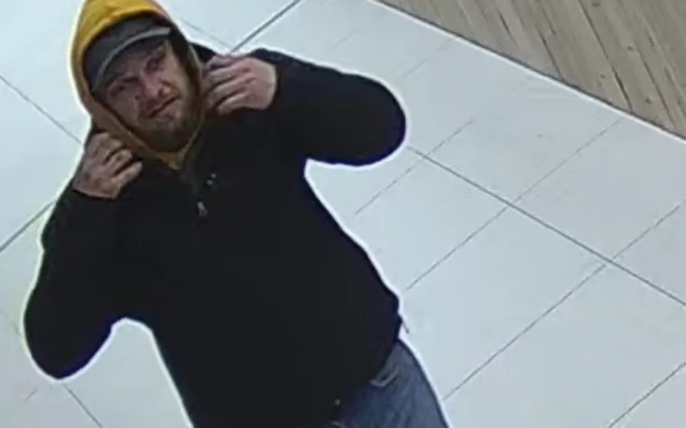 Znáte muže na fotce? Policie ho hledá v souvislosti s krádeží šperků v OC Nisa