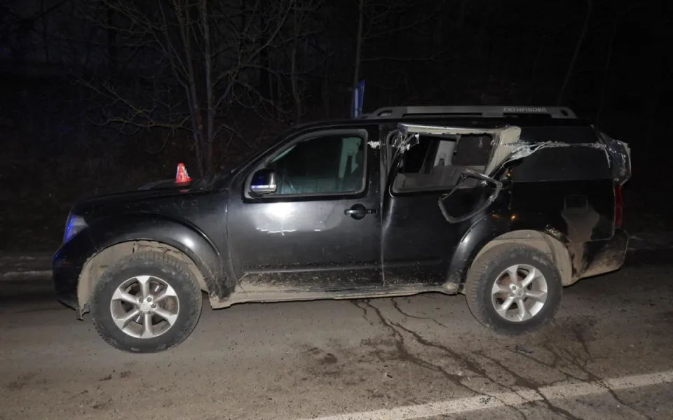 Řidič náklaďáku jel se sklopenou bočnicí. Jedno auto rozpáral, druhé poškodil