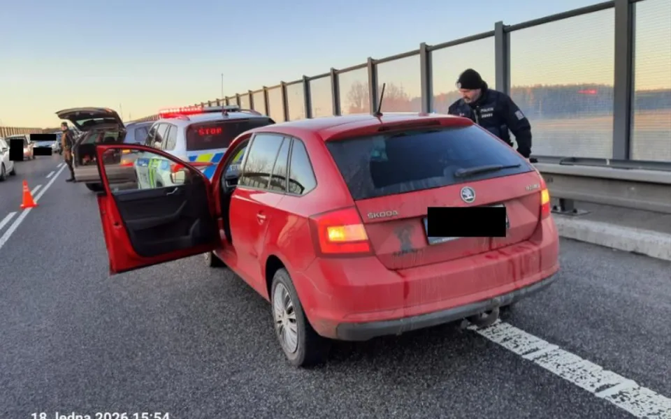 Zloděj ukradl v Liberci nastartované auto, neodradilo ho ani dítě na zadní sedačce