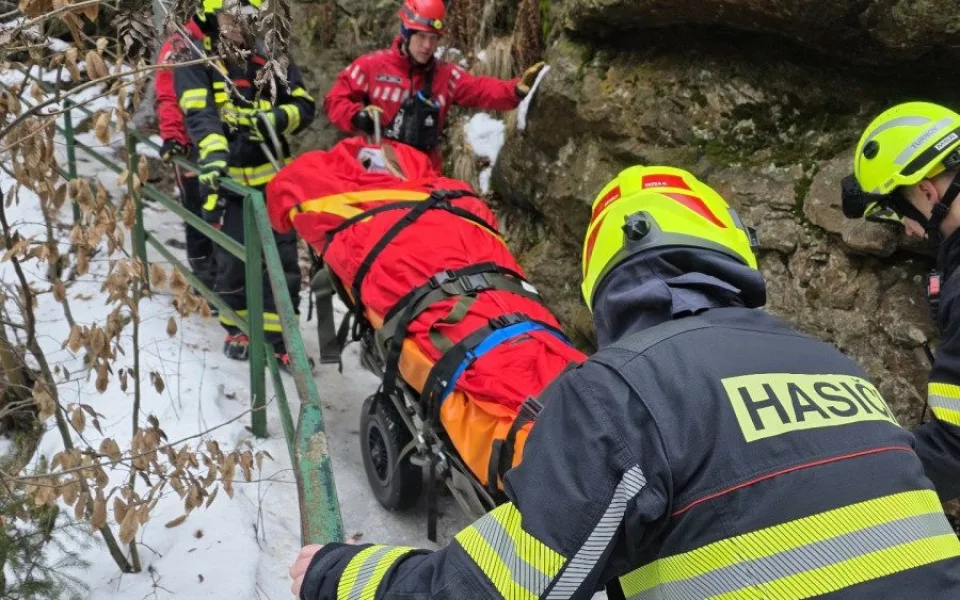 Žena se zranila na zledovatělé Riegrově stezce, záchranu komplikoval těžký terén