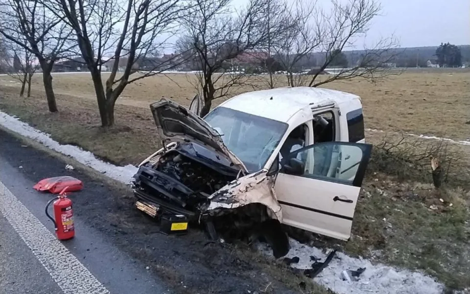 Hrozivě vyhlížející nehoda u Bezdězu se obešla bez zranění. Pomoc přivolal chytrý telefon