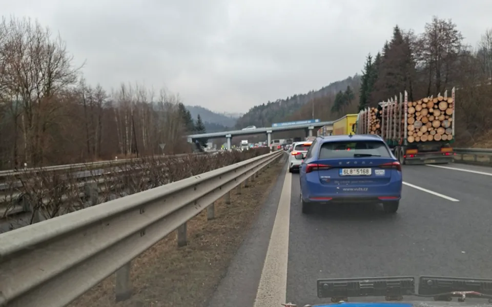 Po střetu dvou aut je uzavřená silnice 35 z Hodkovic nad Mohelkou na Liberec