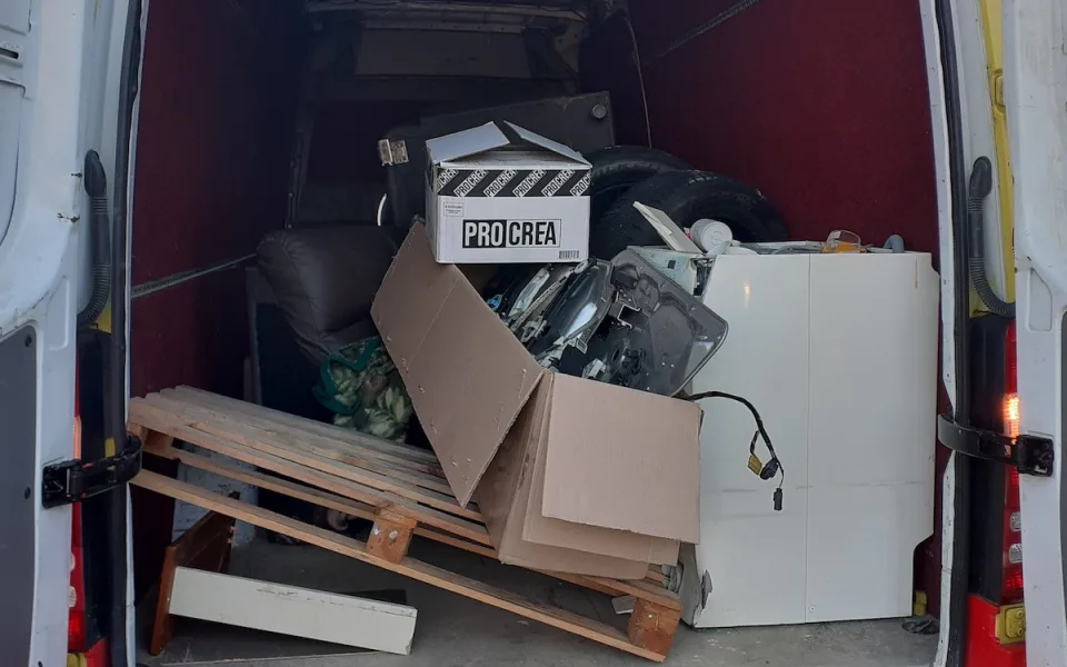 Liberečtí celníci mezi nábytkem v dodávce našli šest set kartónů cigaret