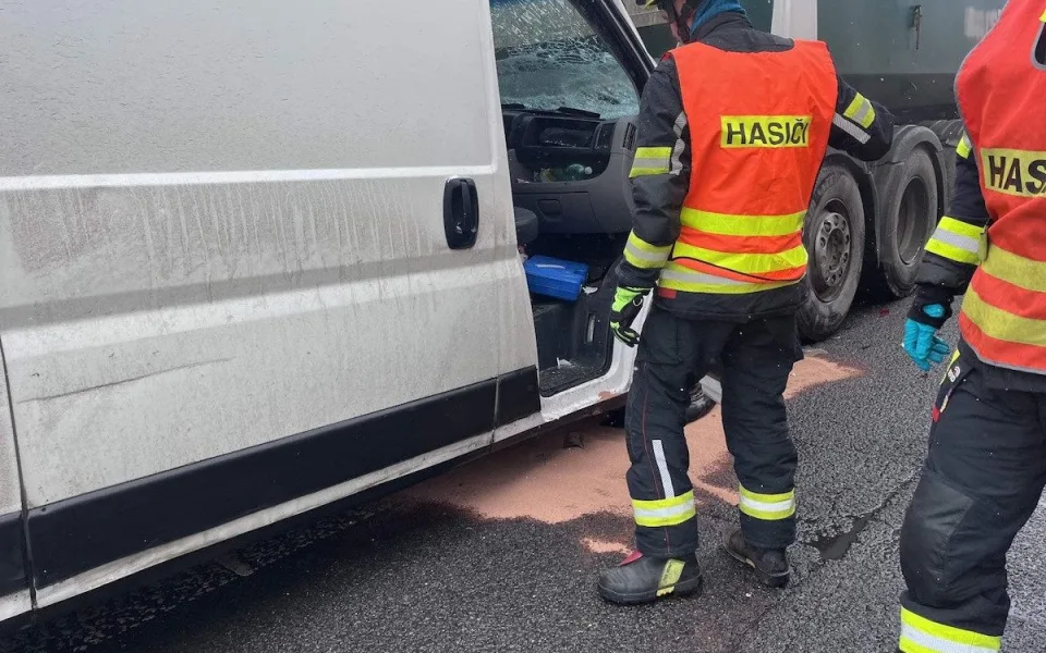 Srážka náklaďáku a dodávky u Chrastavy. Hasiči vyprošťovali zraněného