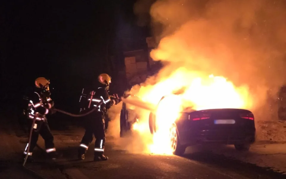 Nedaleko Semil hořelo v noci Audi, hasiči požár zlikvidovali do půl hodiny