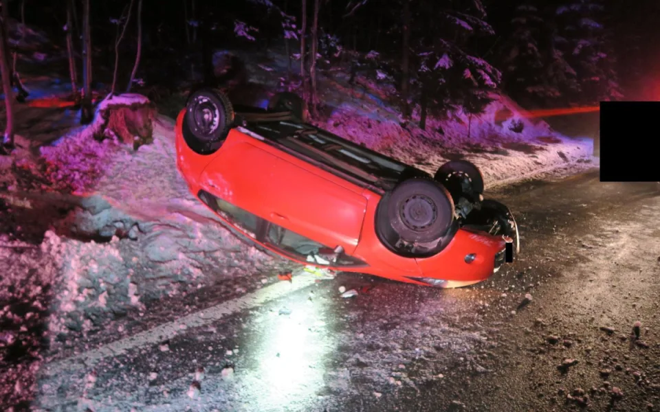 Mladá řidička ve smyku převrátila na Jablonecku auto na střechu, jela příliš rychle