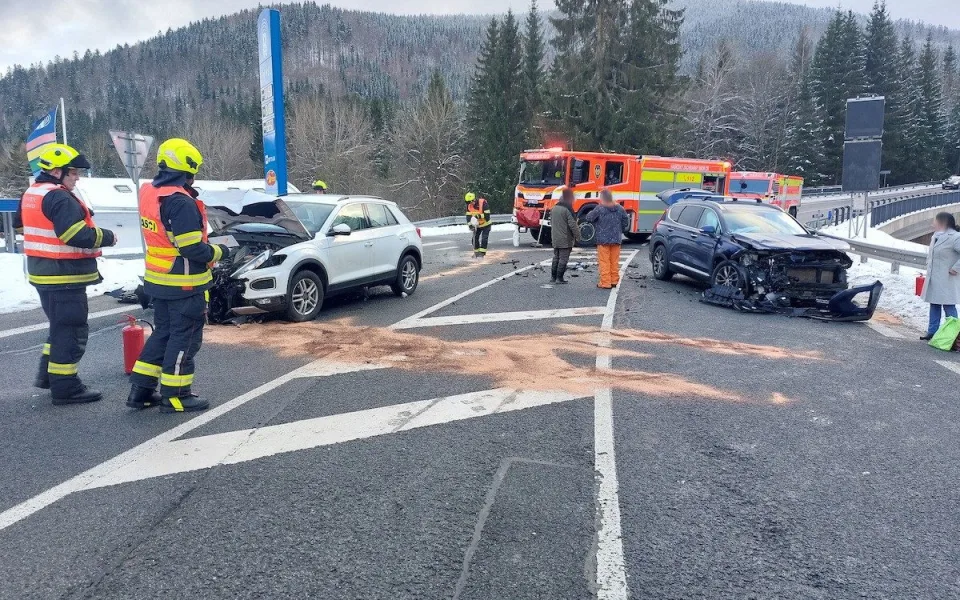 Srážka dvou aut na Mýtě u Harrachova. Vrtulník transportoval do nemocnice zraněného