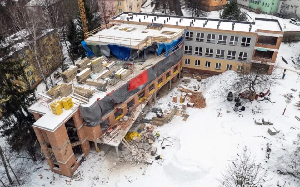 Budova dětské psychiatrie v Liberci se proměňuje. Podívejte se, jak stavba pokročila