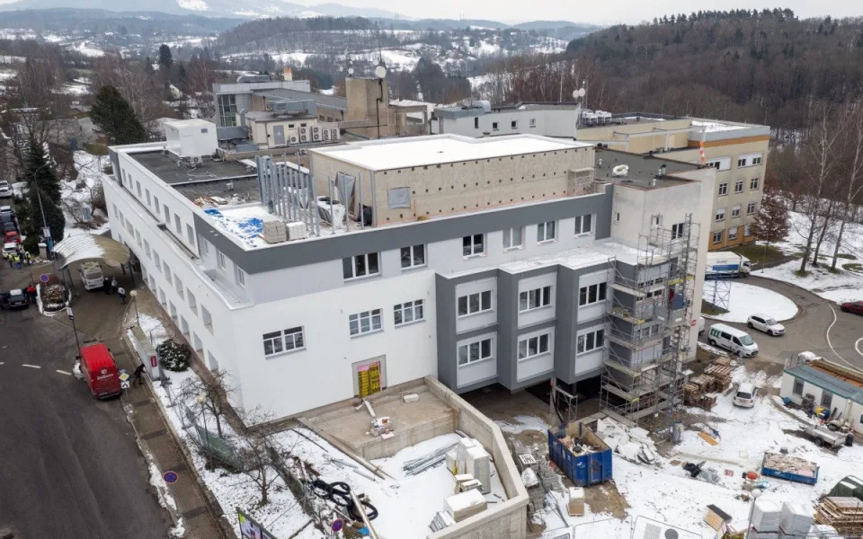 V turnovské nemocnici roste nový pavilon, umožní rozšířit jednotku intenzivní péče