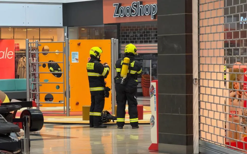 Požár v libereckém Géčku. V elektru hořelo, pět lidí se nadýchalo kouře