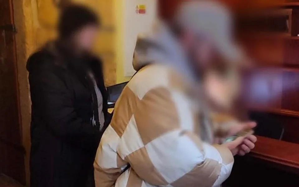 Noc strávenou v hotelu v Lípě nezaplatili a utekli. Dvojku z Mimoně našli strážníci