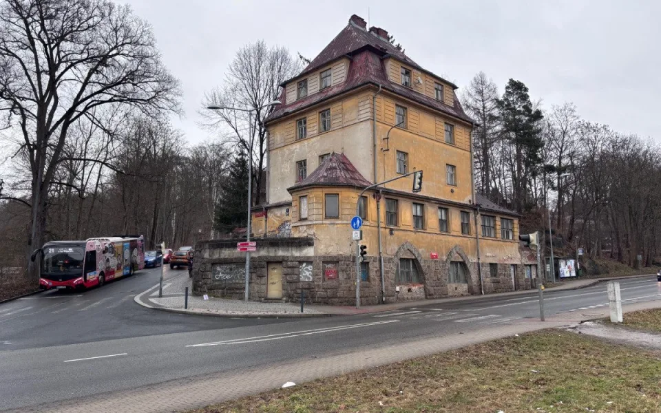 Azylový dům pro ženy, muže či sociální byty. Liberec hledá, co s chátrajícím domem ve Dvorské