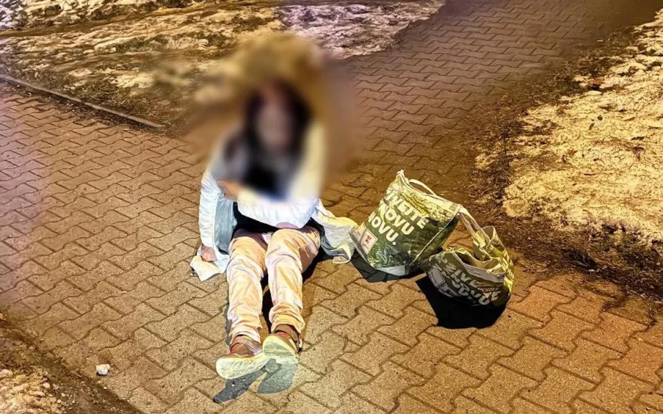 Opilou ženu vykázali z ubytovny, už měsíce tam nebydlí. Skončila na záchytce