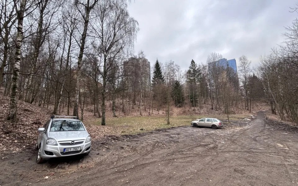 Na Broumovské vzniká nové parkoviště pro 35 aut. V místě nelegálního parkování