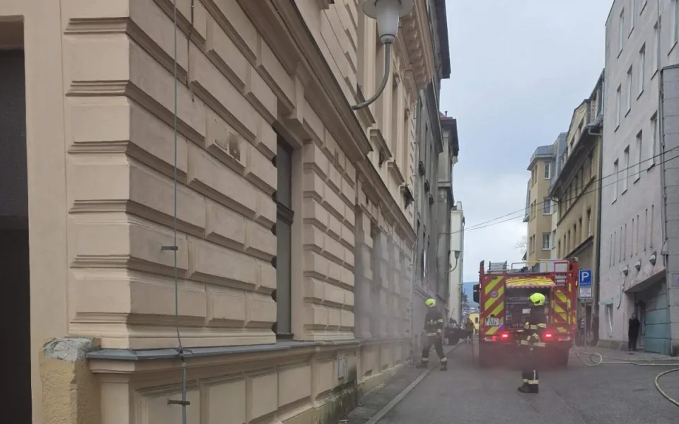 V centru Liberce hořel obývák přízemního bytu, zásah hasičů byl bleskový