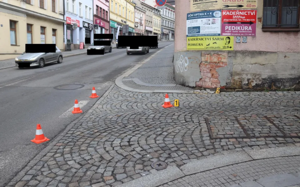 Řidič v centru Turnova narazil do domu. Z místa ujel, hledá ho policie