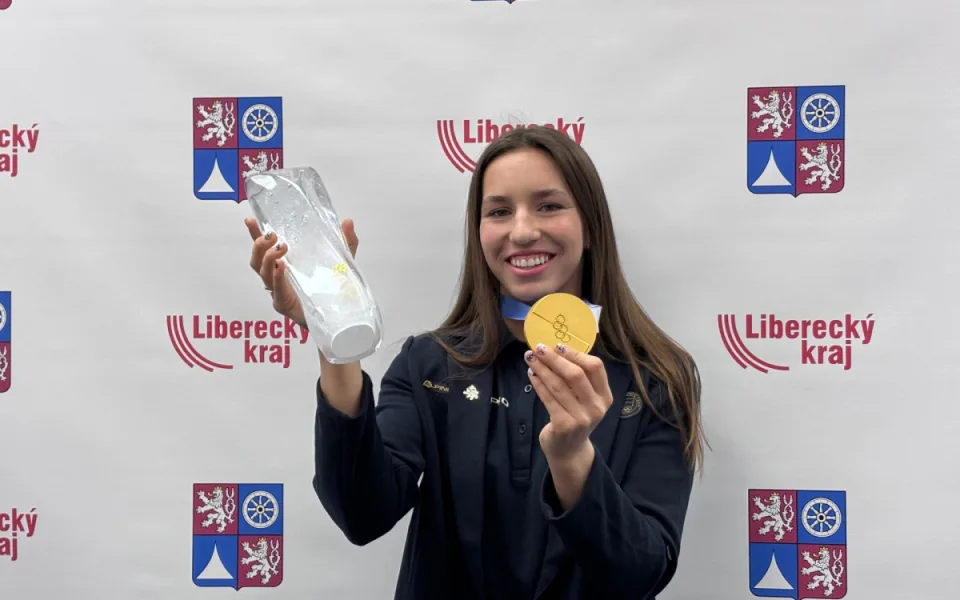 Zuzana Maděrová získala díky vítězství na olympiádě v Itálii nejen zlatou medaili, ale i skleněnou trofeje z Českolipska