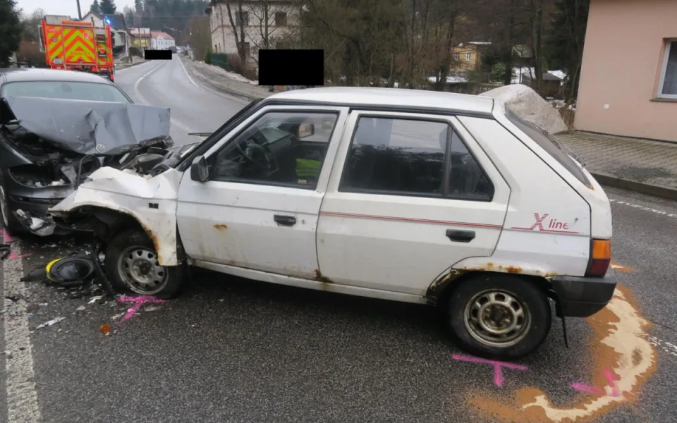 Nehoda Favoritu s BMW skončila ve Smržovce tragicky. Řidič Favoritu na její následky zemřel
