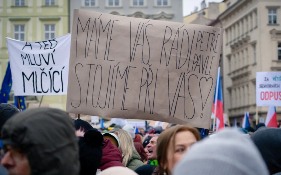 Fotografie z pražského shromáždění na podporu prezidenta republiky.