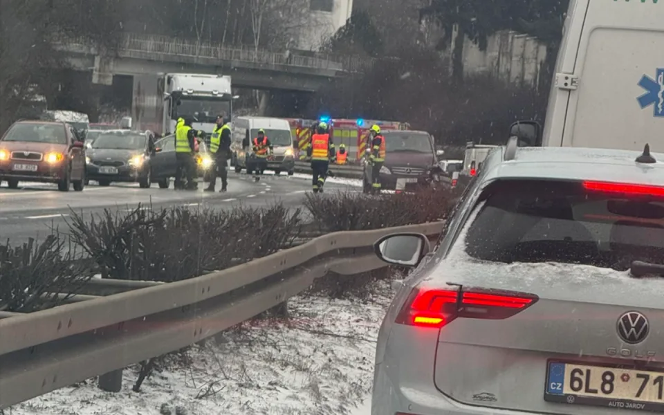 Rychlostka u Makra v Liberci stojí v obou směrech, důvodem jsou nehody
