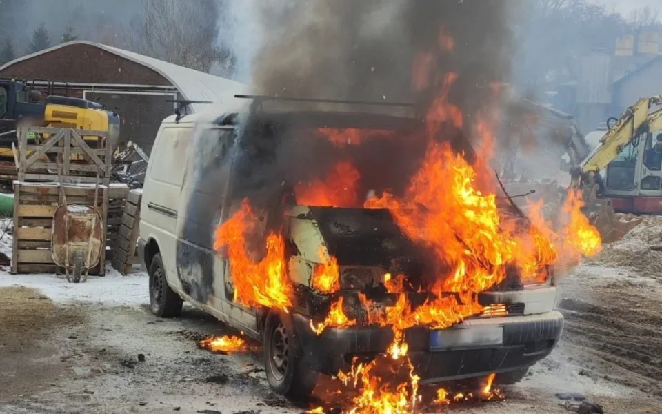 Dodávku pohltily ve Smržovce plameny. Škoda je 50 tisíc, příčina požáru v šetření