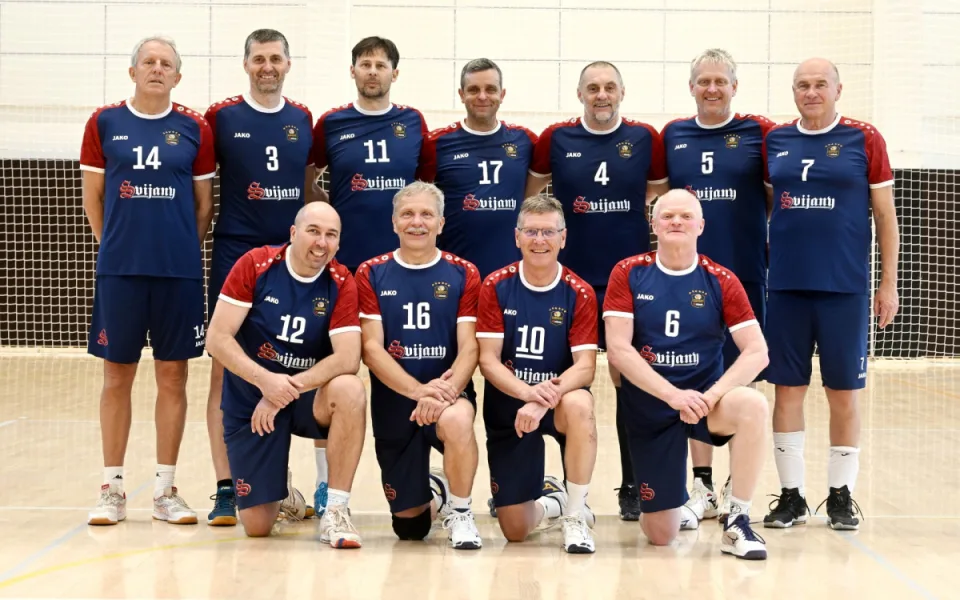 Foto pořádajícího družstva a současného mistra ČR v kategorii mužů nad 50 let Pivovaru Svijany.