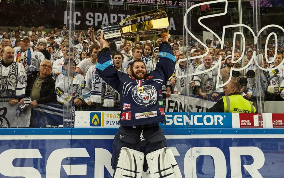 Lašák se zařadí mezi legendy Bílých Tygrů. Číslo 25 zamíří ke stropu liberecké areny