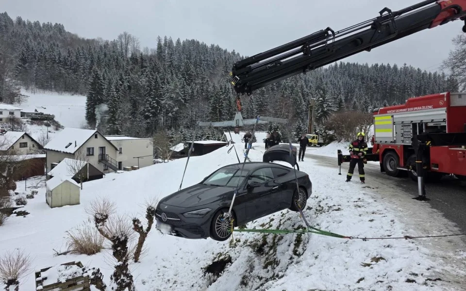 Mercedes na Jablonecku vylétl ze silnice do příkopu, pomoc pasažérům zavolal systém eCall