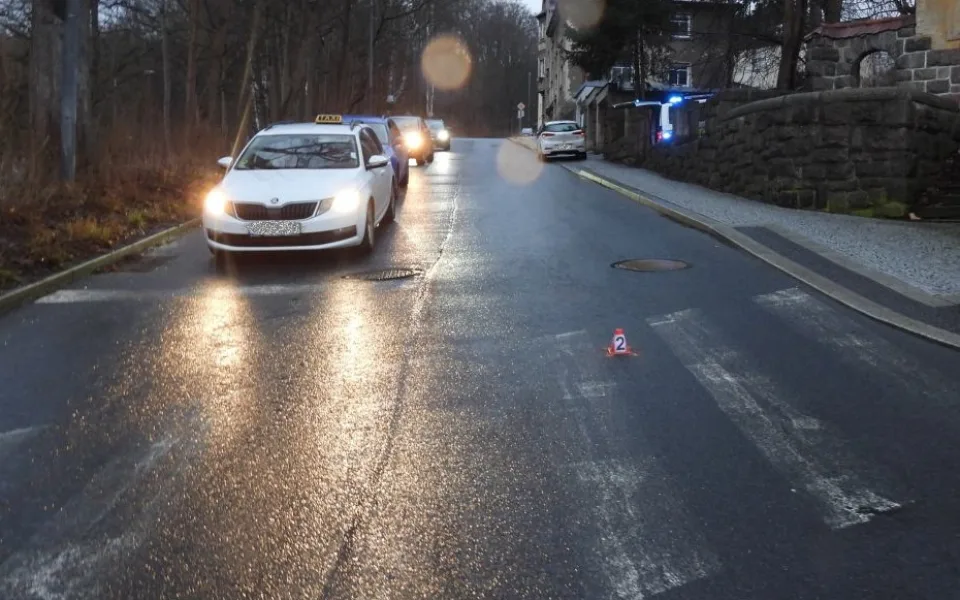Policisté hledají svědky nehody v Liberci. Auto srazilo ženu na přechodu