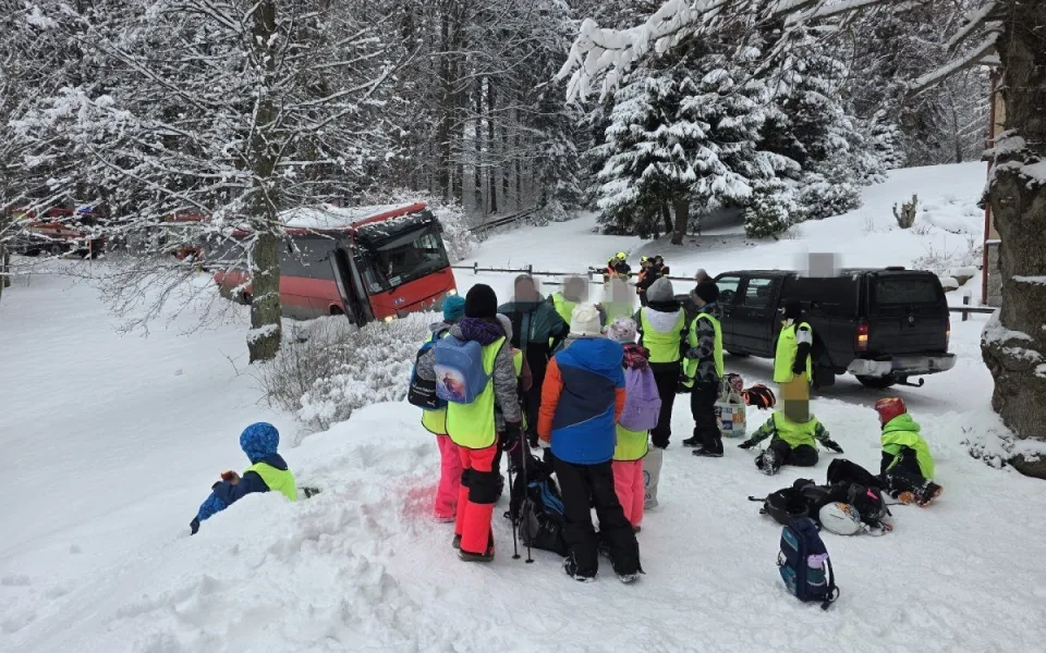 Nečekané dobrodružství malých lyžařů na Jablonecku. Autobus jim zapadl, svezli se obojživelníkem