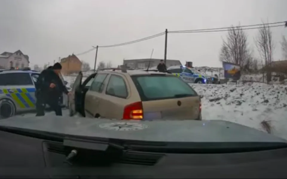 Policistům ujížděl pod vlivem drog. Skončil v poutech uprostřed pole