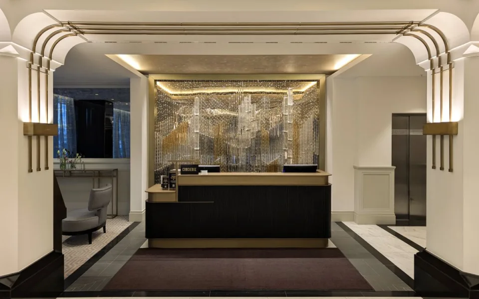 Na Českolipsku vznikla skleněná instalace pro pražský Hilton, připomínající panorama Prahy