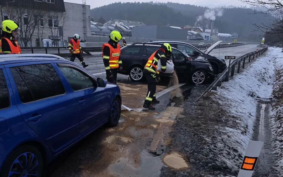 Srážka dvou aut pozastavila provoz u Hodkovic. Jedna z řidiček skončila v nemocnici