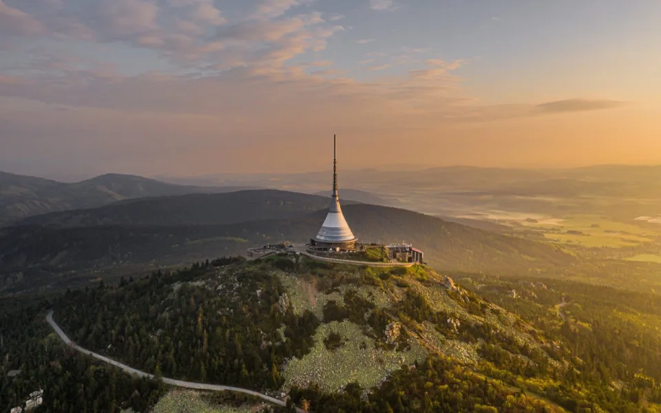 Horský hotel a vysílač Ještěd.