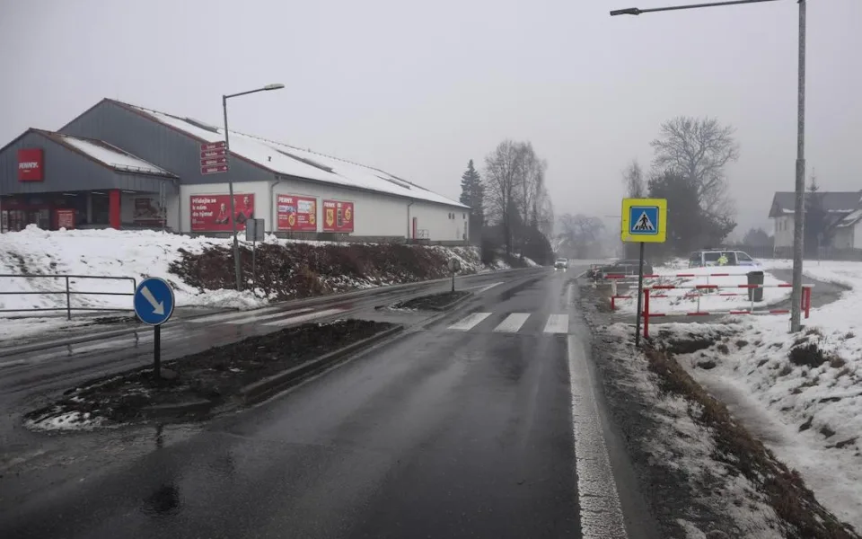Auto na přechodu ve Cvikově srazilo desetiletou dívku. Hledají se svědci