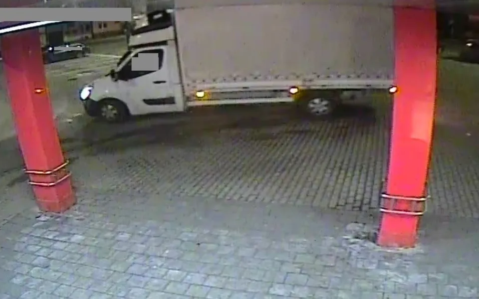 Řidič bílé dodávky měl na parkovišti nabourat auto a ujet. Případ řeší policie