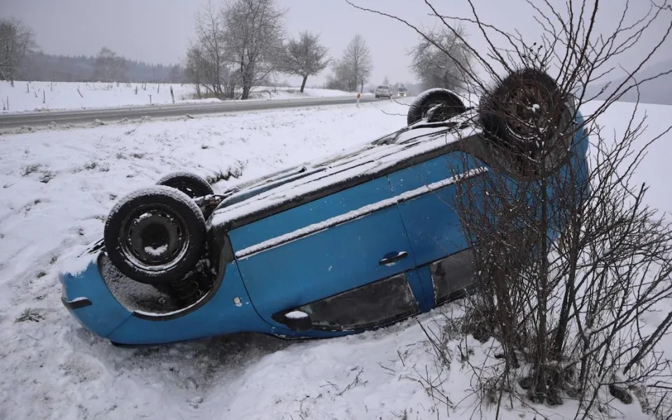 Řidič nezvládl jízdu a otočil auto na střechu, nadýchal přes jedno promile