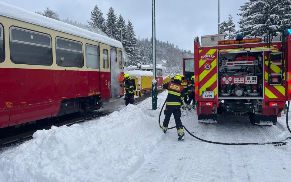 Drážní hasiči reagují na stále častější elektrokoloběžky ve vlacích. Cvičili, co při jejich požáru