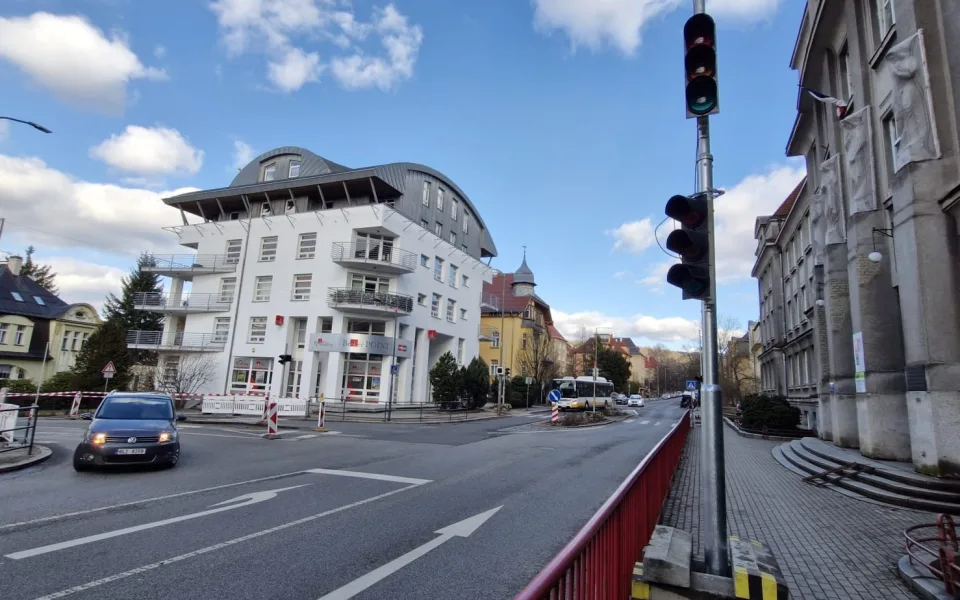 Zavřená Jablonecká, na Husovce semafory. Dopravní komplikace v Liberci začínají