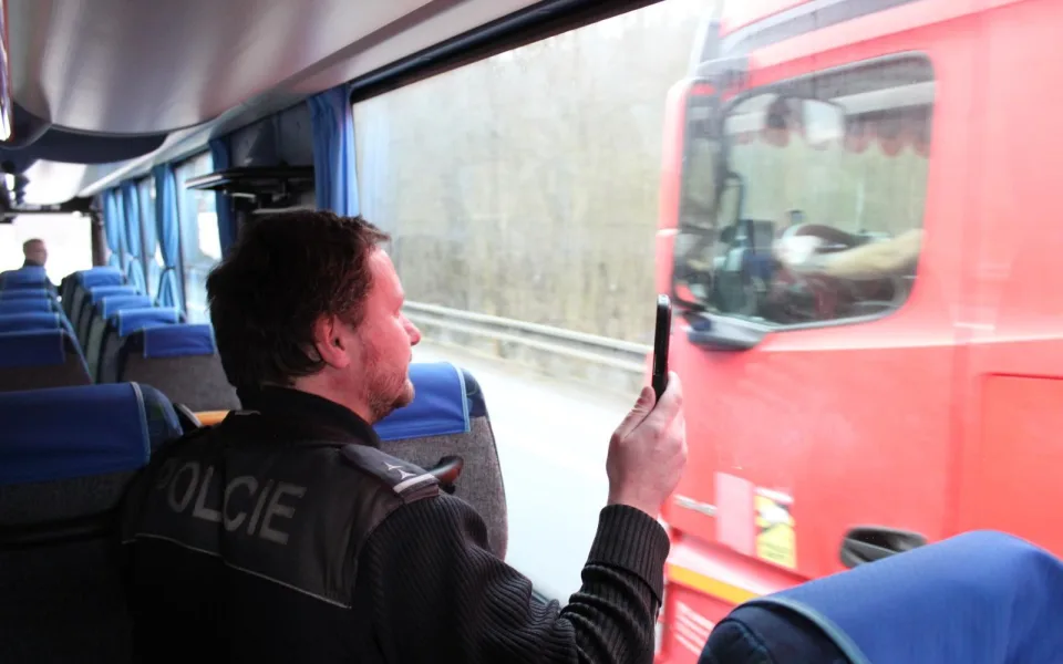 Policisté využili ke kontrolám řidičů speciální autobus. Odhalili přes 40 přestupků