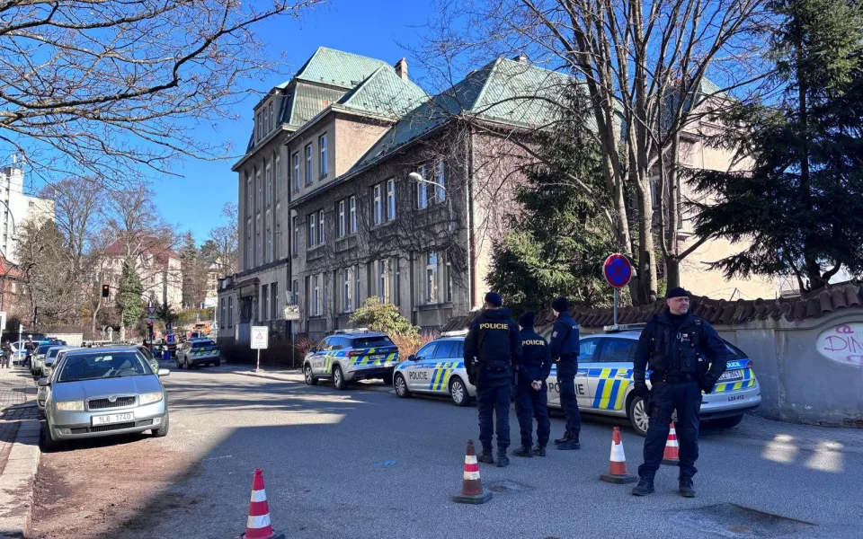 Policie evakuovala budovy liberecké průmyslovky. Anonym ohlásil bombu po e-mailu