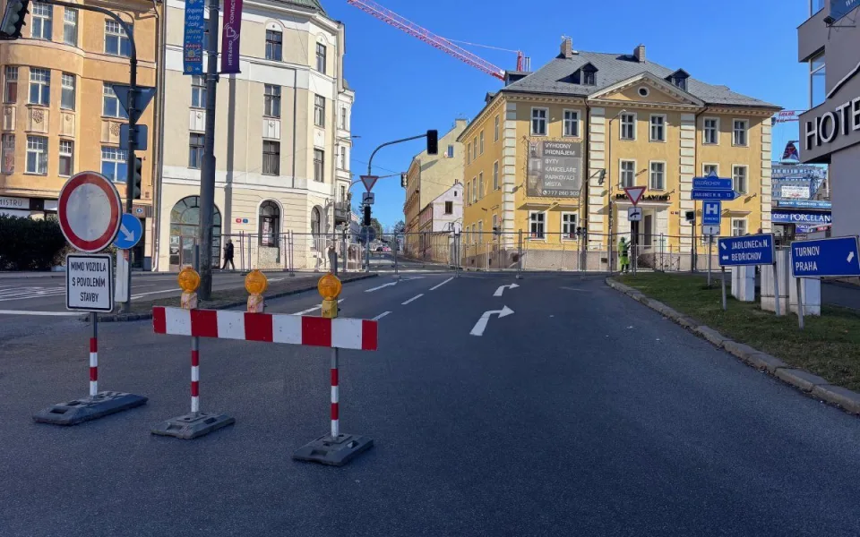 Výjezd z Šaldova náměstí do Husovy ulice v Liberci zůstane uzavřený měsíc