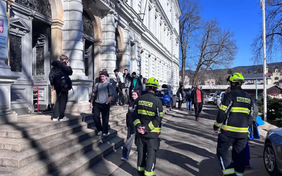 Anonym ohlásil bomby v libereckých školách, hrozí mu pět let vězení